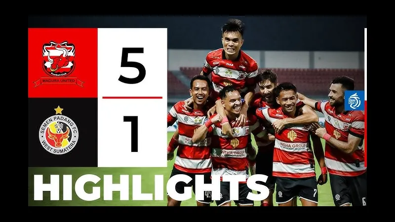 Cầu thủ của Semen Padang và Madura United đang tranh chấp bóng Cầu thủ của Semen Padang và Madura United đang tranh chấp bóng