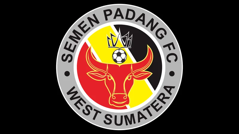 Cầu thủ Semen Padang và Madura United tranh chấp bóng Cầu thủ Semen Padang và Madura United tranh chấp bóng